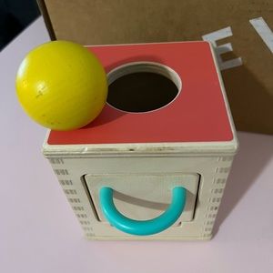 Ball and box Lovevery.